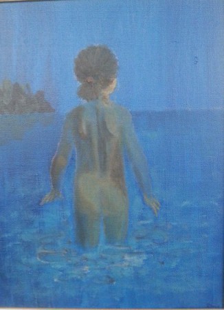 Yöuinti v. 2011. Maalattu valokuvasta, joka esittää 3-vuotiasta Tyyneä kahlaamassa mökkirannassa.